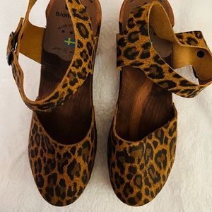 Bjork leopard print genuine leather and wood clogs. Size 42.